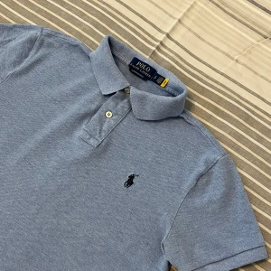 Ralph Lauren Piké - Stilig Ralph Lauren Piké i ljusblå färg✨Storlek: S men sitter som XS✨Färg: Ljusblå✨Skick: Mycket bra✨Vid frågor eller funderingar såsom mått, skäms inte över att slå en pling🤗