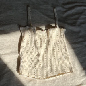 virkad topp subdued - köpte i spanien men har aldrig använt då den är lite för stor, har dock sytt upp banden