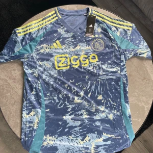 Ajax fotbollströja   - Oanvänd Ajax fotbollströja. Säljer den då den var lite för stor för mig