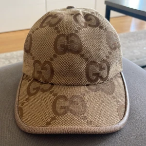 Beige keps till salu - Säljer den här underbara kepsen pga att jag ej använder längre. Användts en del. Det är bra skick på dem och priset kan diskuteras