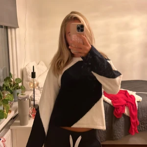 Svartvit stickad tröja Gina Tricot - Säljer en stickad tröja från Gina Tricot i storlek 158/164. Tröjan har ett coolt diagonalt mönster i svart och vitt, med långärmad passform och rund hals. Perfekt för dig som gillar en lite oversized och mysig stil.