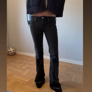 Svarta bootcut jeans med låg midja - Low waist hm jeans (samma model som det blå) helt slutsålda och så snygga🖤🖤🖤Endast använd två ggr 