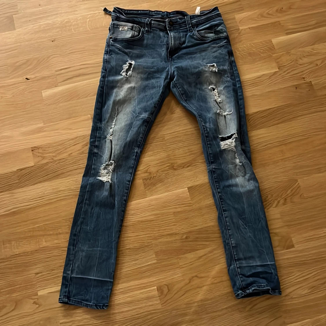Blå slitna jeans från Duracon