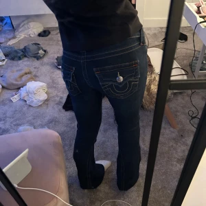 True Religion Joey Low Rise Flare Jeans - Säljer ett par mörkblå True Religion Joey jeans med låg midja säljs då dem är förstora endast andvända cirka 3-4 gånger PRIS KAN DISKUTERAS 