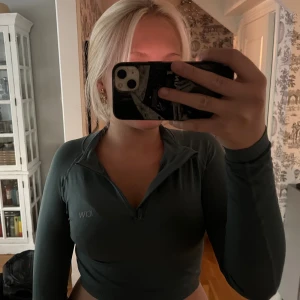  Croppad träningströja ICANIWILL - Jättefin gröngrå croppad träningströja från ICANIWILL med lång ärm och half zip framtill. Tröjan är jätteskön att träna i och är endast använd 1 gång. Pris kan diskuteras vid snabb affär!