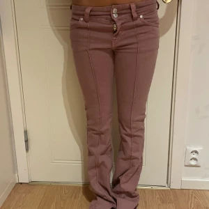 Rosa bootcut byxor med sömdetaljer - Snygga rosa byxor med bootcut-modell. Byxorna är perfekta med en stickad tröja till hösten. Jeansen är helt nya och aldrig använda, pågrund av att jag belv osäker på storleken❣️pris kan diskuteras 