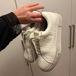 Vita eytys - Säljer nu mina vita eytys , dem är näst intill oanvända så i mycket bra skick🩷storlek 38