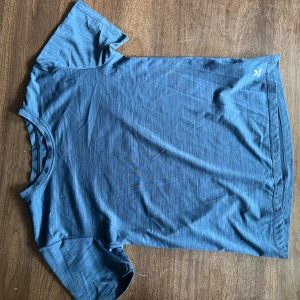 Blå kortärmad t-shirt från SOC - Säljer en blå t-shirt från SOC i storlek 158-164 (passar även på 170-175 bara lite tajtare runt armar och bröst).T-shirten är kortärmad och har en diskret melerad look. Materialet är mjukt och lätt, perfekt för träning eller chill dagar. Klassisk rund halsringning och enkel design utan tryck. Kom med bud priset är inte fast🙏✌️