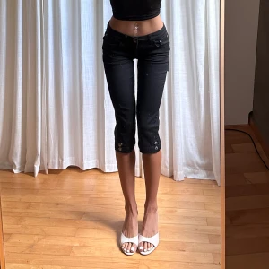 Svarta Capri jeans - Vintage lågmidjade Capri jeans med lapp kvar⭐️midja 34 (+stretch) jae 165