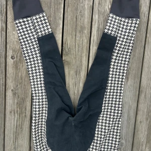 Svarta och vita ridleggings från CRW - Snygga ridleggings från CRW i svart och vitt med klassiskt mönster.Helskodda ridbyxor med  stretchigt material upptill för extra komfort. Perfekta för ridning och en cool look i stallet.