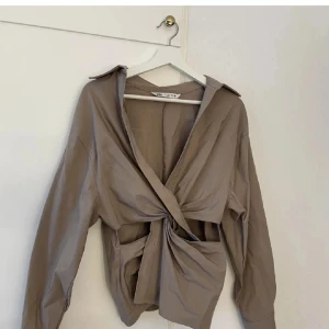 Zara topp  - Snygg Zara topp med en fin detalj fram till, i storlek S💕