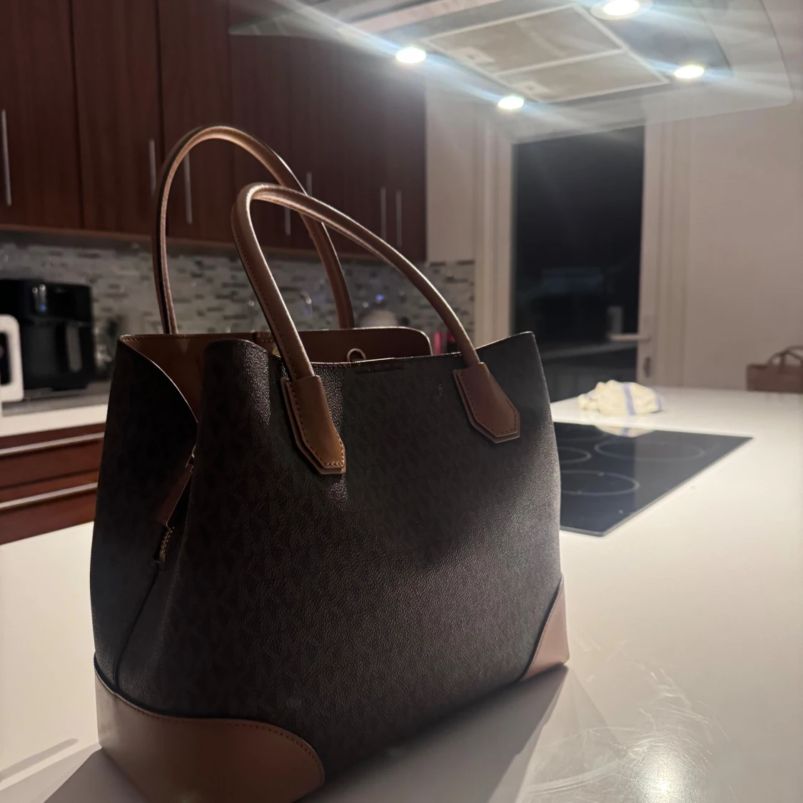 Michael Kors brun handväska med monogram - 2