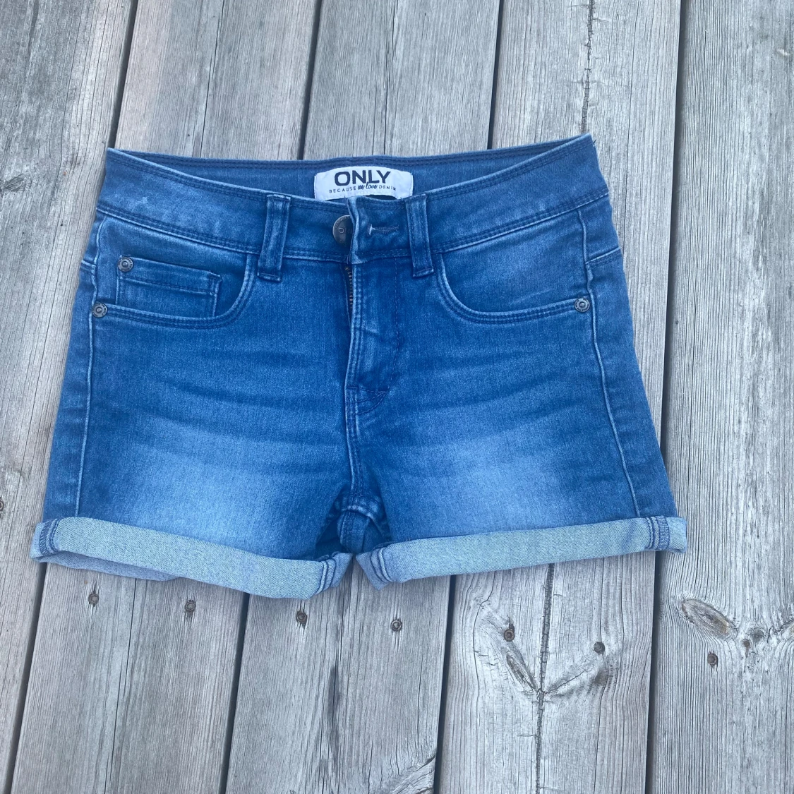 Blå jeansshorts från ONLY XS