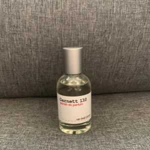Garnett 13.0 extrait de parfum - Garnett 13.0 extrait de parfum från one bold choice. Flaskan är rund och genomskinlig med en stilren silverfärgad kork. Parfymen har en ljusgul vätska och etiketten är vit med svart och röd text. Perfekt för dig som gillar minimalistisk design. OBS!! helt oanvänd men utan original box, skriv om ni har frågor eller funderingar!!