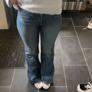 Lågmidjade Jeans - Lågmidjade jeans från hm, använda 1 gång