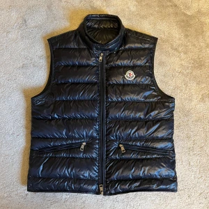 💫Moncler Gui väst💫 - Hej! Säljer nu denna sjukt snygga Moncler västen i modellen Gui som passar perfekt nu på hösten. Den är i storlek 2 vilket motsvarar S/M. Otroligt fint skick, inga konstigheter alls. Den är i marinblå färg. Hör av er vid frågor eller funderingar🤩💫