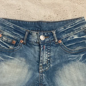 Low waist vintage  - Replay jeans raka omsydda till bootcut, nypris ligger runt 2000kr men säljer för 750kr. Skriv för privat för fler frågor eller bilder 