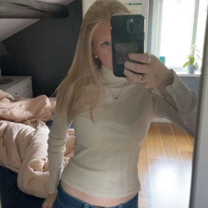 Beige polotröja  - Beige snygg polotröja från Gina tricot. Använd en gång så den är i väldigt bra skick.