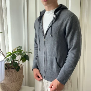 Massimo Dutti cardigan / full zip L - Massimo Dutti cardigan / full zip L grå. Inga större defekter, lite sönder vid luvan som ni ser på bild. Modellen bär L och är 180,75 kg.🫶