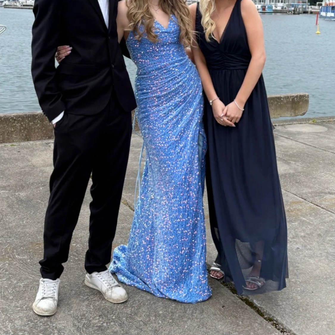 Blå glittrig långklänning med slits - 2