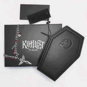 Plånbok 🖤 - Världens coolaste ’Carried To The Grave’ plånbok från Killstar! ⛓️⚰️I nyskick med tags, har endast tagit den ur lådan för bildernas skull ✨Slutsåld hos Killstar så ett riktigt schysst fynd!! Köp nu 💌