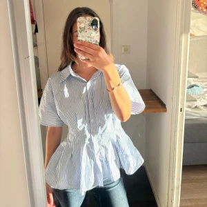 Blårandig skjorta med volang - Använd två gånger, säljer då den är för stor🥰 Superfin skjorta i blå och vit. S/M