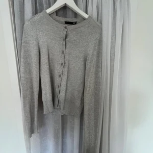 Grå kofta - En supersöt och mysig grå kofta i storlek S. Perfekt för hösten❣️❣️❣️