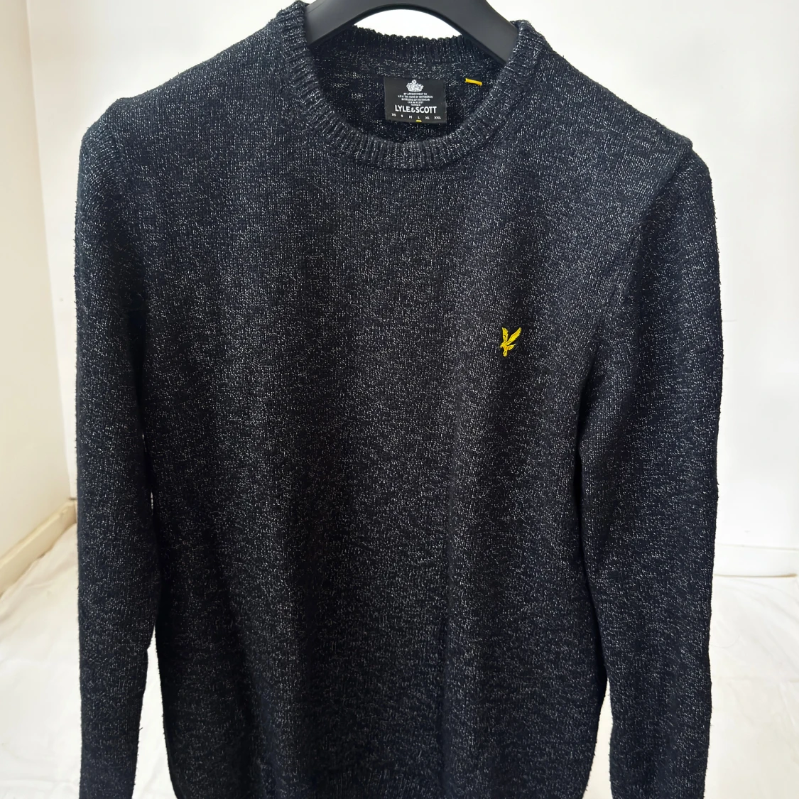 Mörkgrå stickad tröja från Lyle & Scott