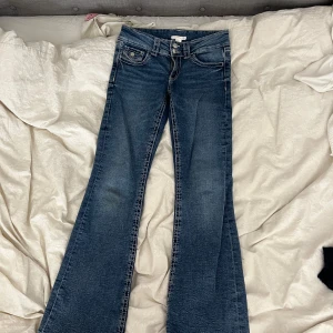 Blå bootcut jeans från Gina Tricot - Blå bootcut Jean från gina young🥰jätte bra skick, storlek 158