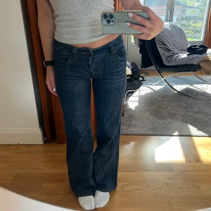 Mörkblå bootcut jeans låg midja - Snygga mörkblå jeans med bootcut passform och låg midja 