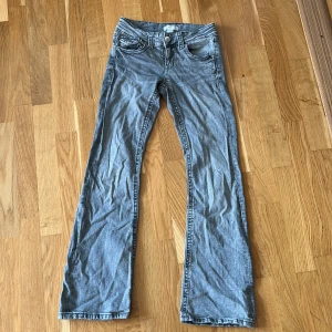 Grå bootcut jeans från Gina Tricot - Snygga bootcut jeans från gina tricot young i storlek 152💞