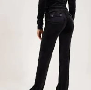 Juicy couture  - Jätte fina juicy byxor i storlek S,en av metallen på snören har åkt av dock, säljer då jag inte längre använder dom💞