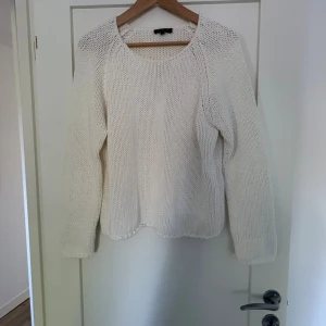 Vit stickad tröja från Selected Femme - Säljer en vit stickad tröja från Selected Femme. Tröjan har en rund halsringning, långärmade ärmar och är grovstickad i bomull. Perfekt för lager-på-lager och chill dagar. Enkel och stilren design som funkar till det mesta.