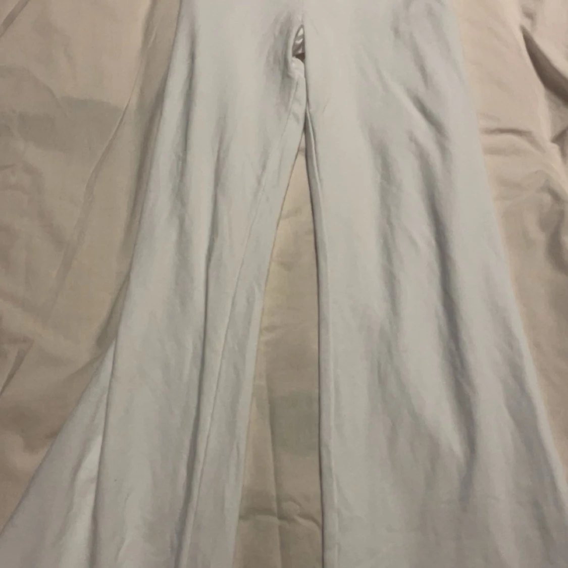 Vita bootcut byxor med hög midja