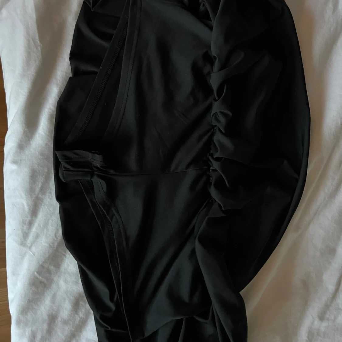 Svart minikjol med inbyggda shorts - 1