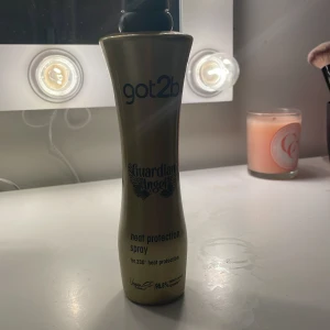 Got2b Guardian Angel värmeskydd - Got2b Guardian Angel heat protection spray i en snygg guldig flaska på 200 ml. Skyddar håret mot värme upp till 230°C. Vegansk formula med 96,8% ingredienser av naturligt ursprung. Perfekt för dig som ofta stylar håret med värmeverktyg. !!Ungefär hälften kvar!!!