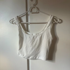 Vit croppad linnetopp från SHEIN - En enkel och stilren vit croppad linnetopp från SHEIN. Toppen har breda axelband och rundad halsringning, perfekt att matcha med jeans eller kjol. Tillverkad i mjuk bomull för en bekväm känsla.