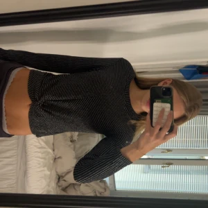 Svart glittrig långärmad topp med knut - Säljer en svart långärmad topp med silvriga glittriga ränder. Jättefin fest topp!!❤️