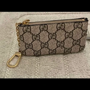 Rutig nyckelring/plånbok Dam - Oanvänd!