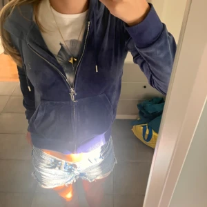 Blå hoodie Juicy Couture S - Säljer en ikonisk blå velour hoodie från Juicy Couture i storlek S. Tröjan har huva med snörning, dragkedja framtill, fickor och glittrig Juicy-text på ryggen. Är knappt använd❤️