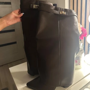 Bruna boots - Snygga boots som har ej använts en enda gång dem är i storlek 36! skriv för mer bilder 🩷