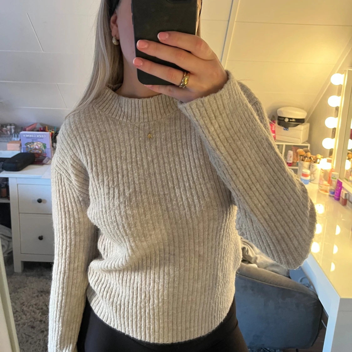 Beige ribbstickad tröja med lång ärm - 1