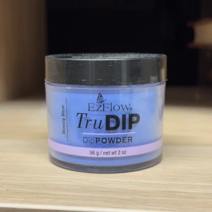 EzFlow TruDIP Dip Powder Boozy Blue - EzFlow TruDIP Dip Powder i färgen Boozy Blue är ett dipping powder för naglar . Har lite repor/damm på förpackningen pga att den legat bland öppnade burkar, men inga problem med produkten