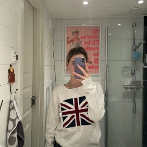 Collage tröja  - Oversize collagetröja. Lång i ärmarna och supersnygg. Stickad/ribbat material.  Är av märket Solid i storlek M. 