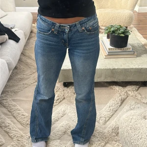 Levi's 501 blå jeans bootcut - Klassiska blå Levi's 501 jeans med bootcut-snitt och låg midja. Säljer då jag inte använder dom lika mycket. Dom är lite trasiga nere vid hälarna men annars jätte fina.