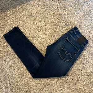 Replay Hyperflex Anbass jeans blå slim herr  - Snygga Replay Hyperflex Anbass jeans i mörkblå tvätt med slim passform. I princip nytt skick, inga defekter. Storlek 29/30 men mått kan såklart skickas vid osäkerhet. Fin wash, kan mötas sthlm annars postas dem samma dag som köp eller dagen därpå🙌💯