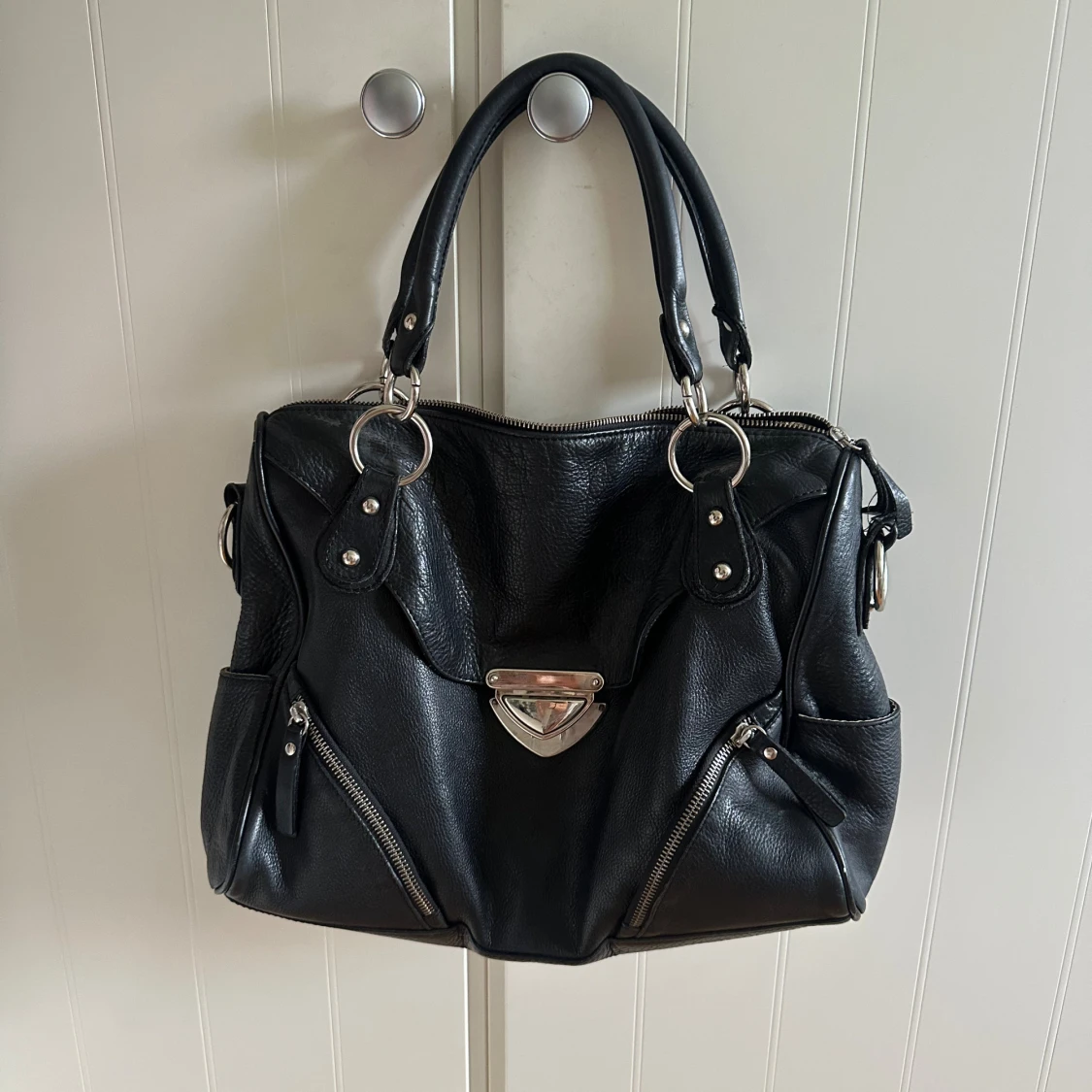 Svart handväska i skinn med dragkedjor