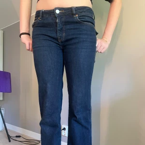 Mörkblå jeans från 157, storlek S - Mörkblå jeans från 157 i klassisk modell med raka ben och snygga bakfickor med knappdetalj. Jeansen är midwaist och är i full längd. Perfekta till sneakers eller boots och passar dig som gillar en enkel och stilren look.(normal pris 400)