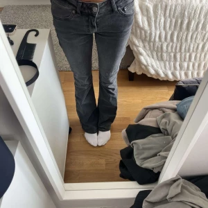 Lågmidjade bootcut jeans från Junkyard - Säljer ett par skitsnygga bootcut jeans men är tyvärr för små för mig