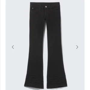 Svarta bootcut jeans - Svarta lågmidjade bootcut jeans från märket Cheap Monday, köpta på  weekday. De är endast använda ett fåtal gånger då de är lite små för mig ☺️☺️ skriv privat för fler bilder eller frågor💕💕
